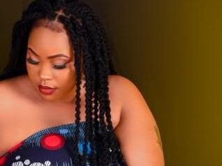 Curvy Latoya